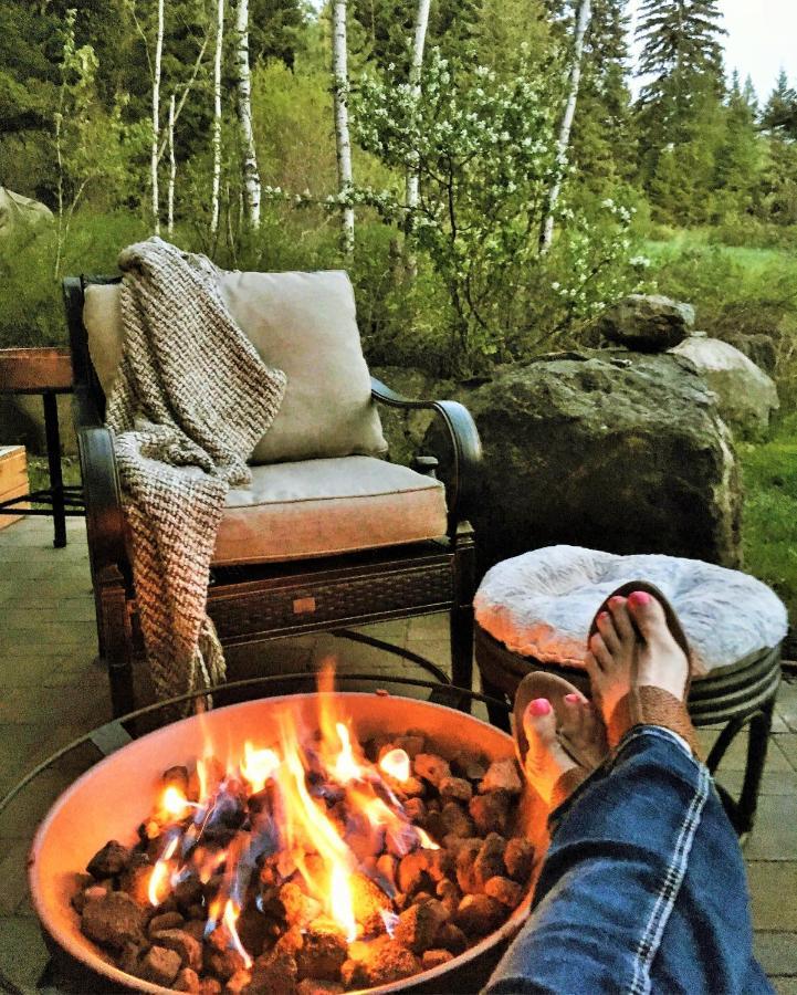 A Suite Retreat - Beyond Bed & Breakfast Sun Peaks Kültér fotó